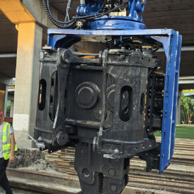 Yüksek Hızlı Yan Tutuşlu Kazık Çakma: 10 M/dak. Kazık Kaldırma ve Büyük 150L Yakıt Tankı